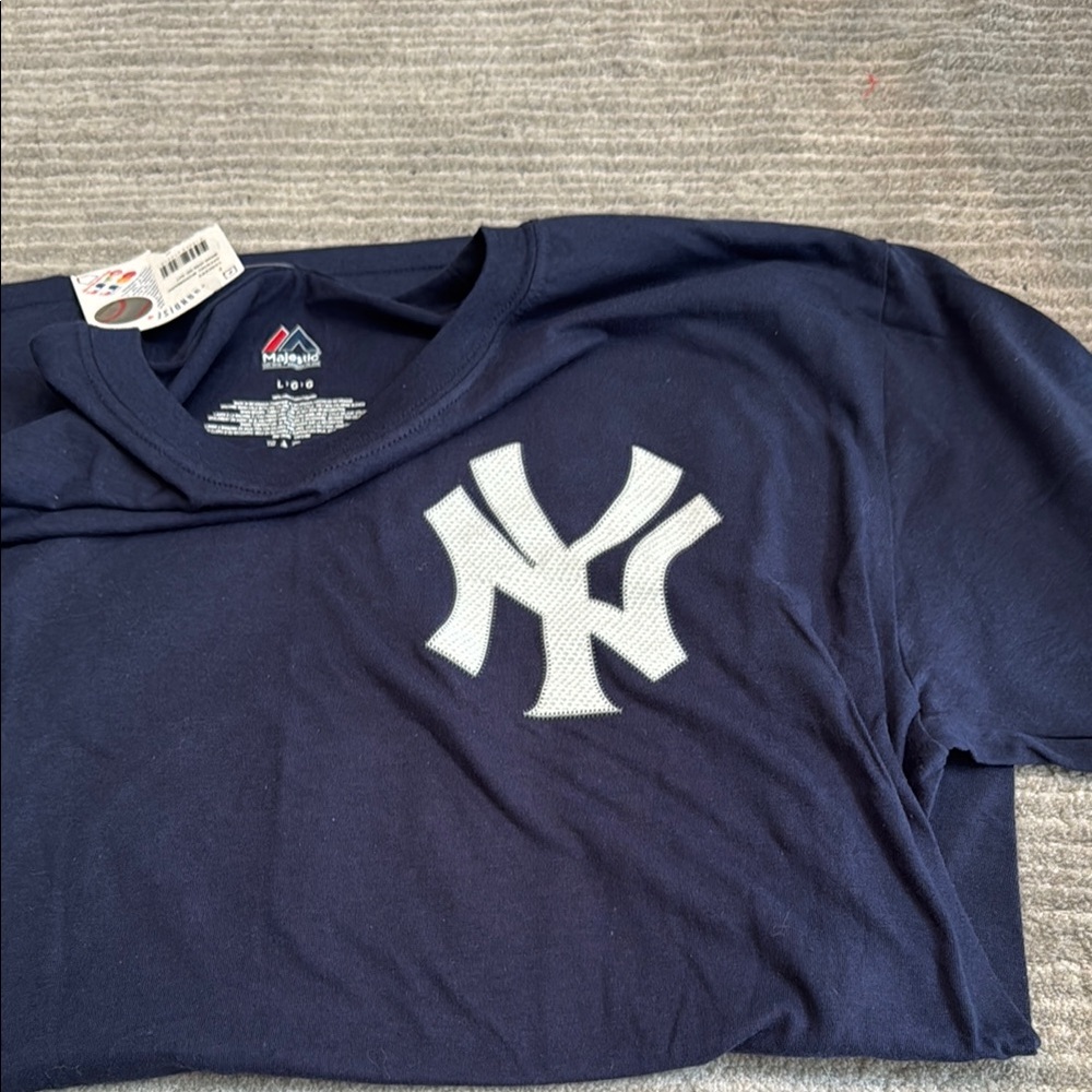 NWT - NY Yankees Men’s Tshirt size L